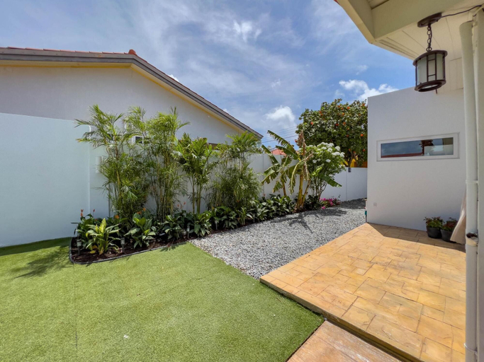 Exterior & Views 2, NEW 5BR Villa w Pool Patio Great Location