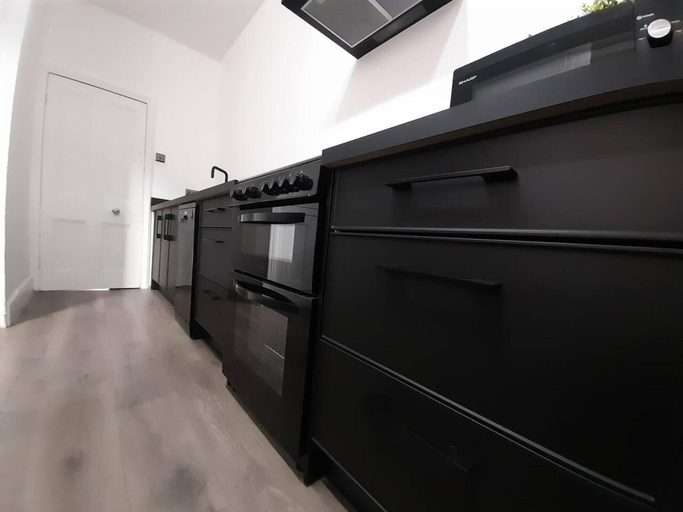 Private kitchen 2, Spacious 5-bed House - Sleeps 10, Garden & Parking, Oldham