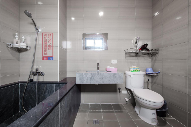 Bathroom 3, Quan Ming, Miaoli