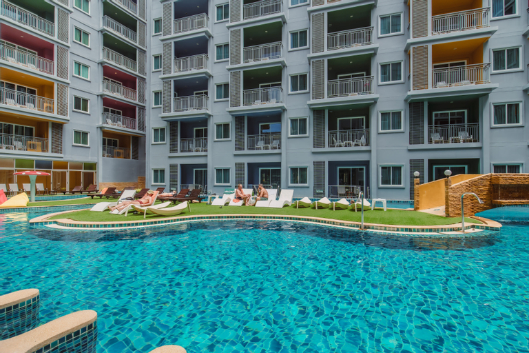 Exterior & Views 17