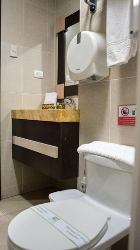 Bathroom 2, Hotel MC Suites - Confort cerca del Aeropuerto, Guayaquil