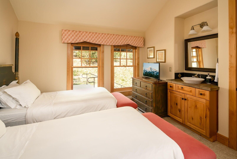 Room 5, Penthouse 4 3 Bedroom Lodge by Moonlight Basin Lodging, Madison