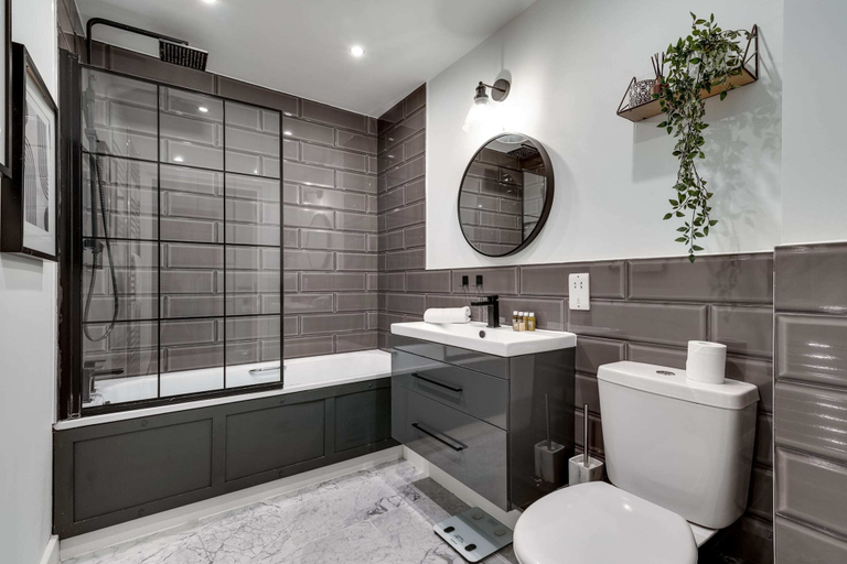 Bathroom, Spacious Modern Camberwell Apartment, London