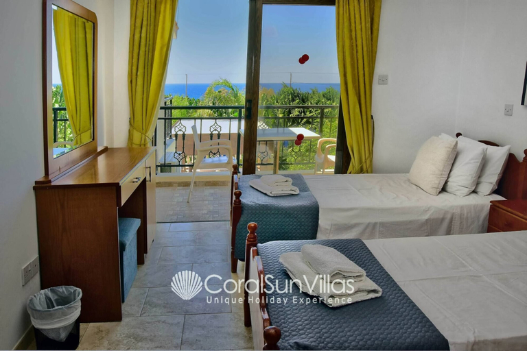 Bedroom 3, Impressive Villa Exclusive Sea Caves Walk to Taverns Sleeps 11 Ref 507