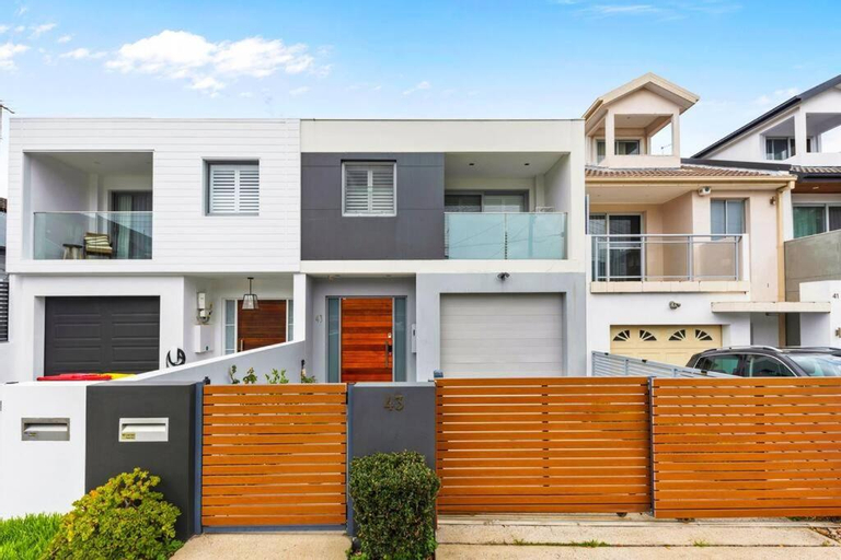 Exterior & Views 1, Convenient 4BR with Private Pool close to Airport, Sydney