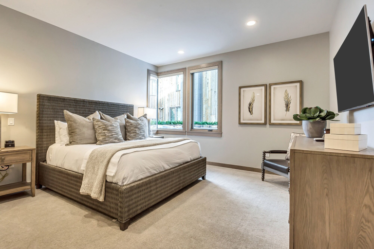 Room 3, Premium Five Bedroom Suite 5 Apartment Hotel by Redawning, Summit