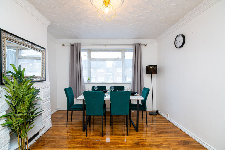 Others 3, Impeccable 3-bed House in Abbeywood, London