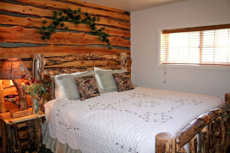 Bedroom, Fawn Valley Inn: 300 1 Bedroom Condo, Larimer