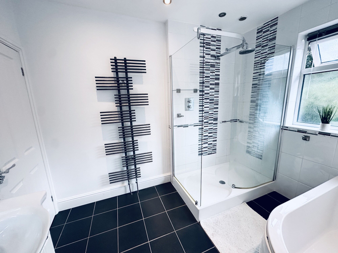 Bathroom 2, Inviting 3-bed House in Nottingham Central, Nottingham