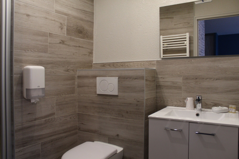 Bathroom 3, Bellignat Appart Hotel, Ain