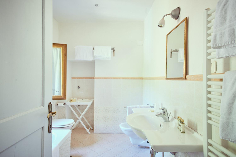 Bathroom 4, Villa Buoninsegna, Siena