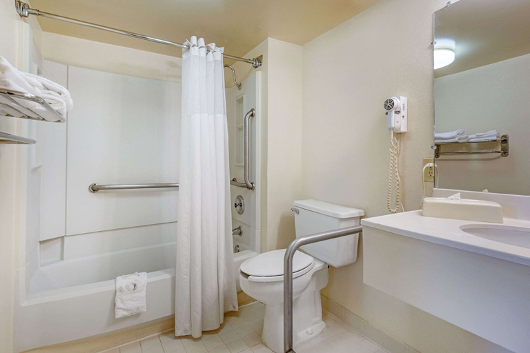 Bathroom 5, Quality Inn Vienna - Tysons Corner, Fairfax