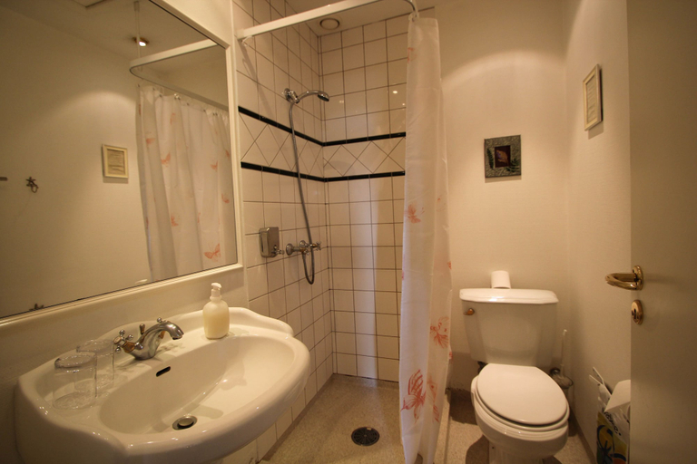 Bathroom 4, Hvedholm Slotshotel, Faaborg-Midtfyn