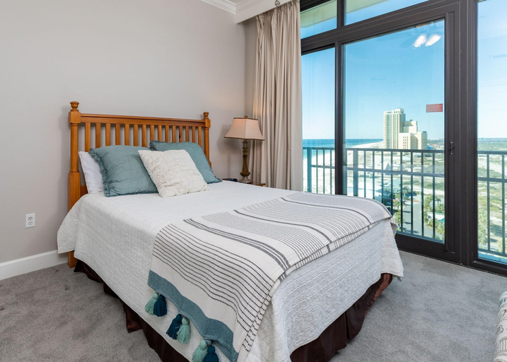 Room 4, Phoenix West by Brett/Robinson Vacations, Baldwin