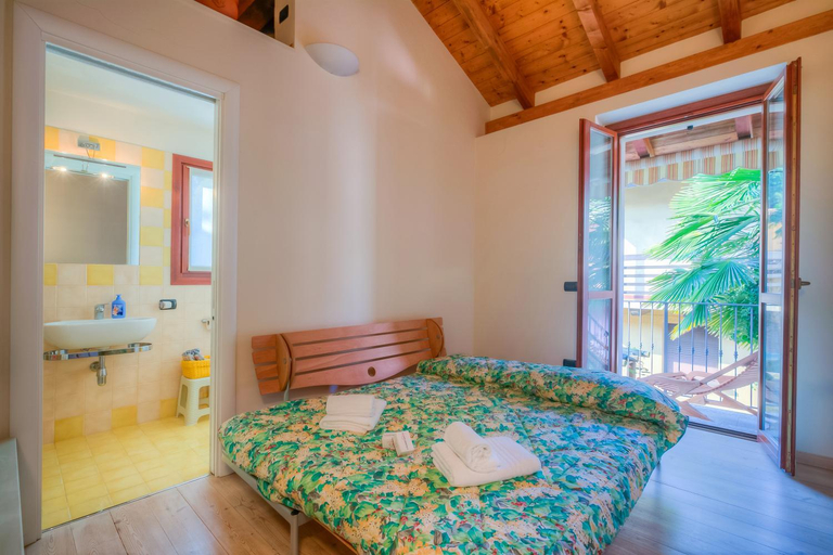 Bedroom, La Piccola Casa Dell'Uva Fragola next to the Lake - Happy Rentals, Novara