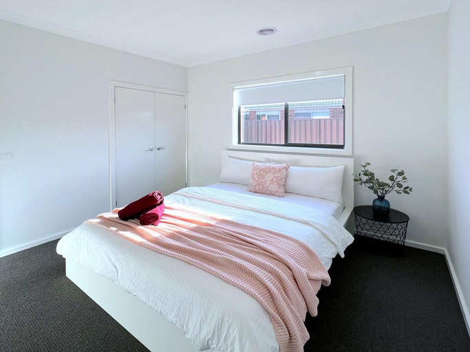 Pride Pakenham parkfront home, Cardinia - Pakenham