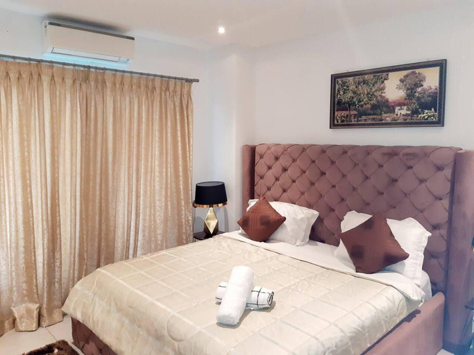 Room 3, Immaculate Beauty Gem-5 Star Location- Pools - Gym, Accra