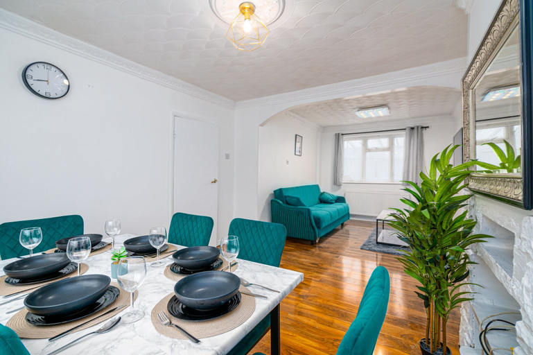 Others 4, Impeccable 3-bed House in Abbeywood, London