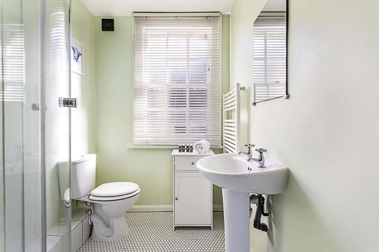 Bathroom 3, Gorgeous Angel Flat, London