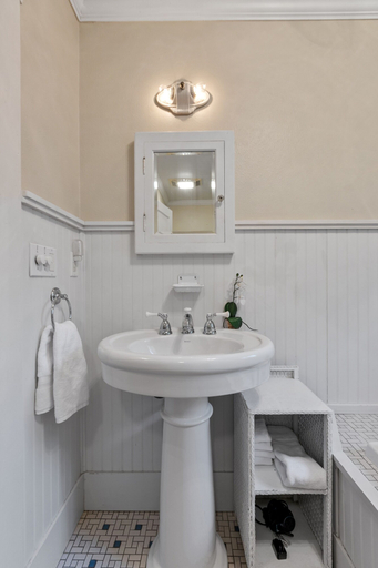 Bathroom 4, Reizend Haus 2 Bedroom Home by RedAwning, Gillespie