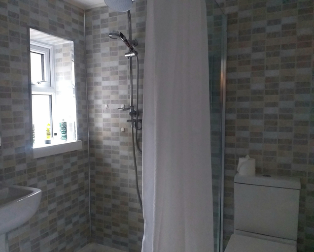 Bathroom 3, House - Sleeps 2, pet Friendly & Free Parking, Kingston upon Hull