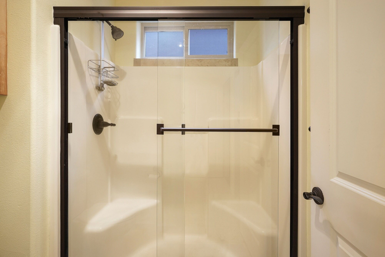 Bathroom 4, Sunny Days 30 Day Minimum 4 Bedroom Home by RedAwning, Deschutes
