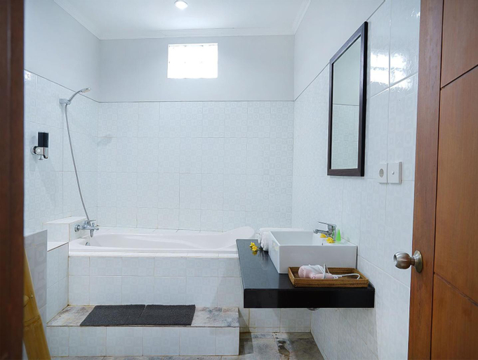 Bathroom 14