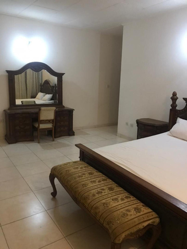 Room 2, 3 Bed House - Sleeps 9 - Pets - Garden - Parking, Accra