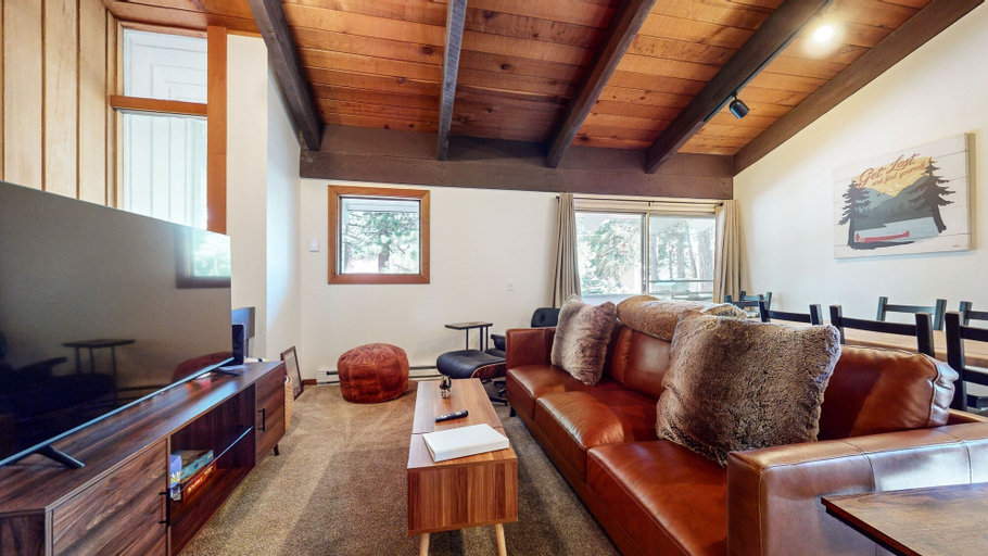 Living area 5, Lakeview Lodge #2 2 Bedroom Condo by RedAwning, Mono