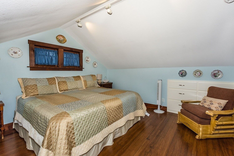 Room 5, Mistletoe House 2 Bedroom Home by Redawning, Gillespie