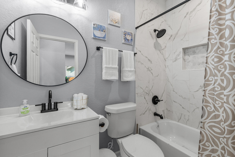 Bathroom 3, Charming Walkable 4 Br/2.5 BA Near Dtown Riverwalk, Bexar