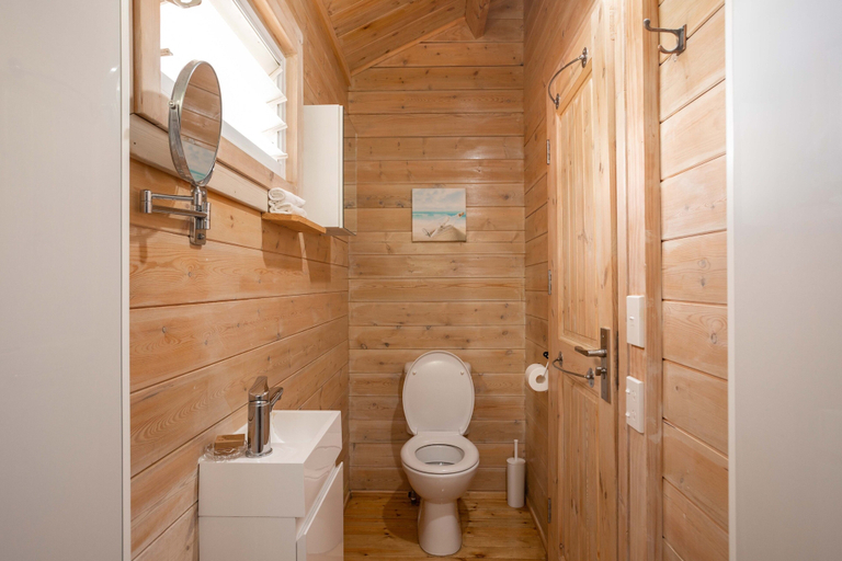 Bathroom 4, Muri Motu Outlook, Rorotonga