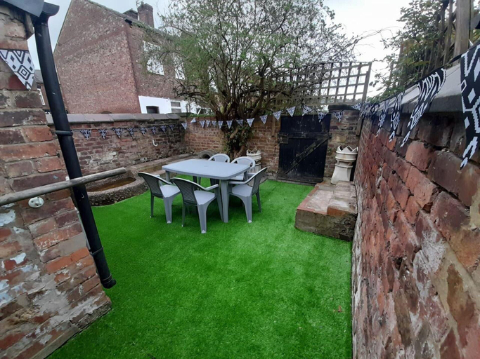 Outdoor dining 5, Spacious 5-bed House - Sleeps 10, Garden & Parking, Oldham