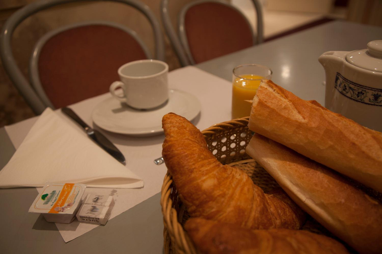 Others 4, Hotel Des Pyrenees, Paris