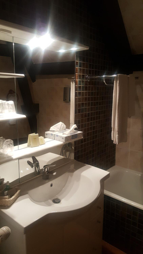 Bathroom 4, LOGIS - Hotel & Restaurant Le Gonfalon, Seine-et-Marne
