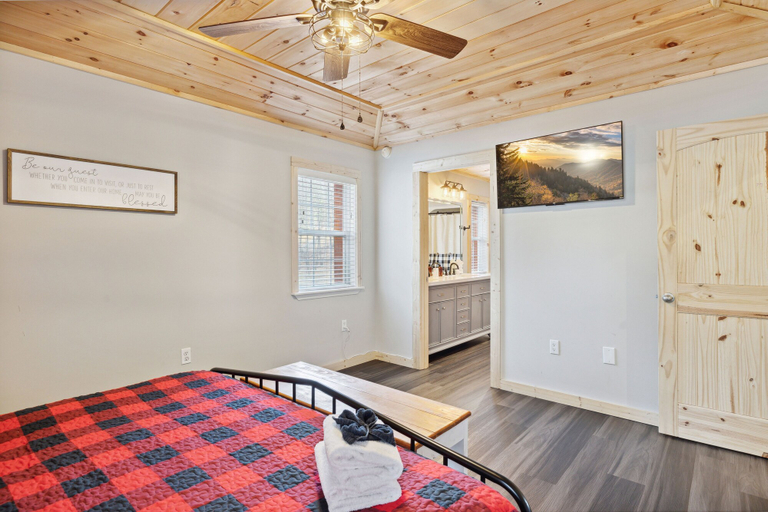 Bedroom 2, Majestic Valley View 3 Bedroom Cabin by RedAwning, Sevier