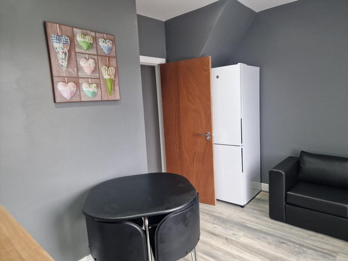 Others 4, Impeccable 3-bed Apartment in Bradford to Explore, Bradford