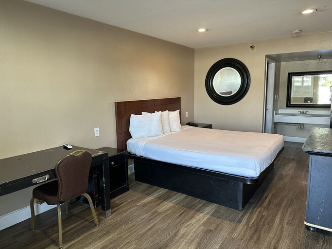 Bedroom 1, Dixie Orange County Hotel, Orange