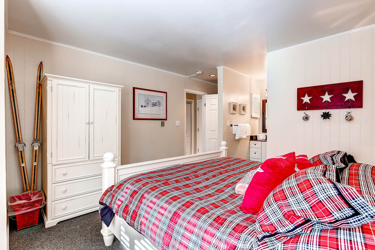 Room 4, Spacious, Upgraded 2 Bdr W/ Fireplace & Hot Tub Access 2 Bedroom Condo by RedAwning, Summit
