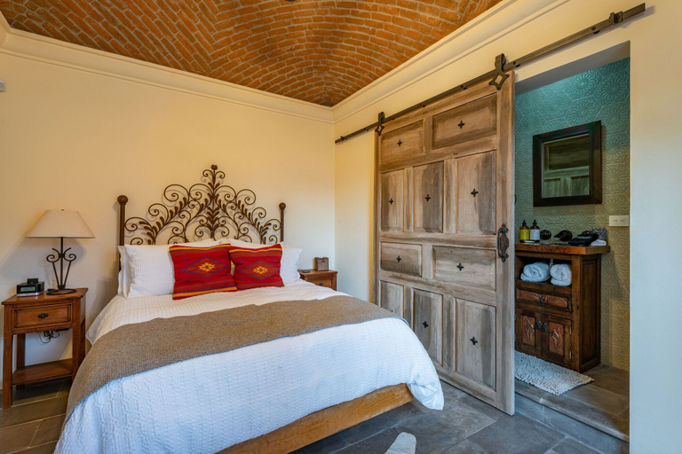 Bedroom 3, Casa Esperanza, 2BR Designer Charm + Rooftop Views, Allende