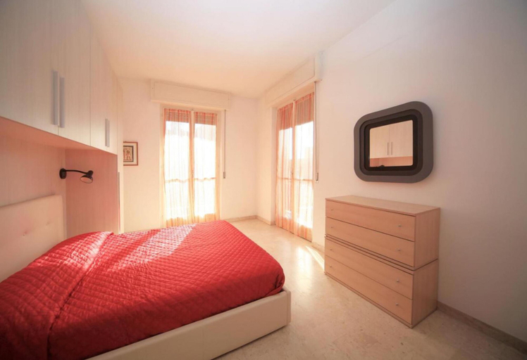 Room 4, Vittorio Veneto 9 Int 14, Savona