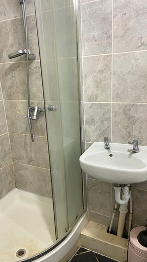 Bathroom, Lovely Studio in Twickenham, London