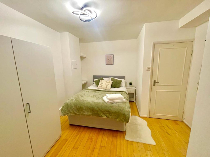 Bedroom, Charming 1-bed Apartment in London, London