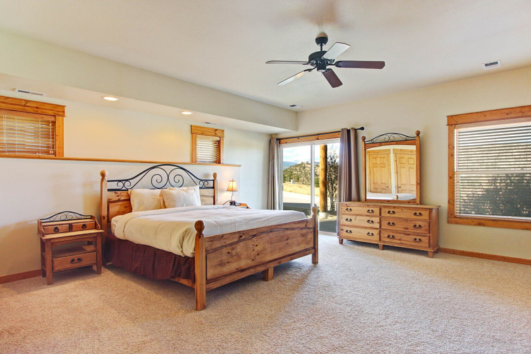 Room 3, Mount Acoma 38 2 Bedroom Condo by RedAwning, Larimer