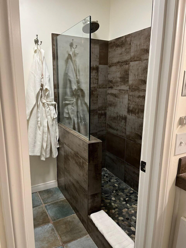 Bathroom 3, The Good House, Riverside
