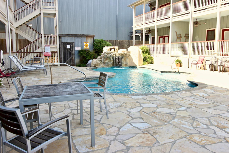 Gruene Getaway, Comal