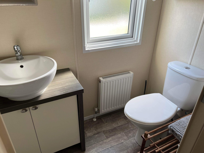 Bathroom 3, Inviting Luxury 2-bedroom Caravan in Hunstanton, Cambridgeshire