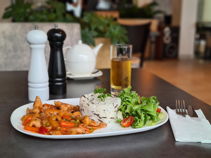 Food & Drinks 4, Willa Czarnieckiego, Grójec