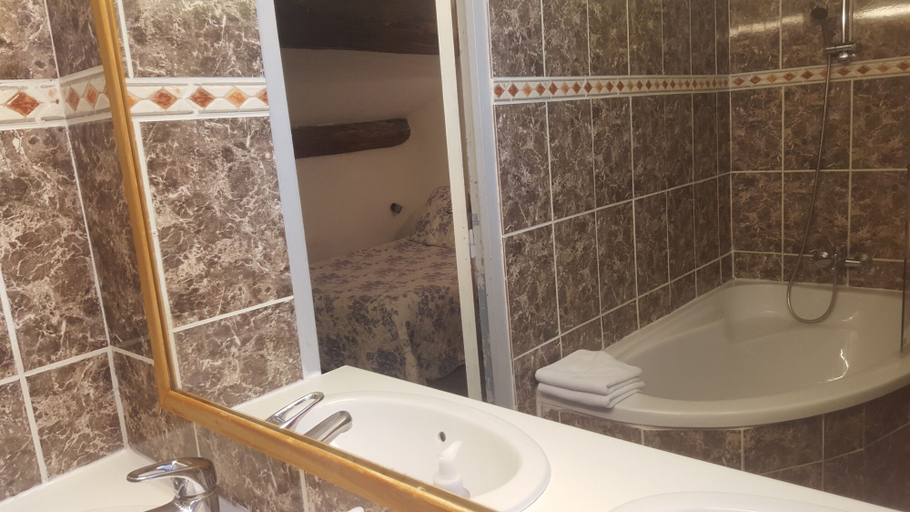 Bathroom 5, Will's Hotel, Aude