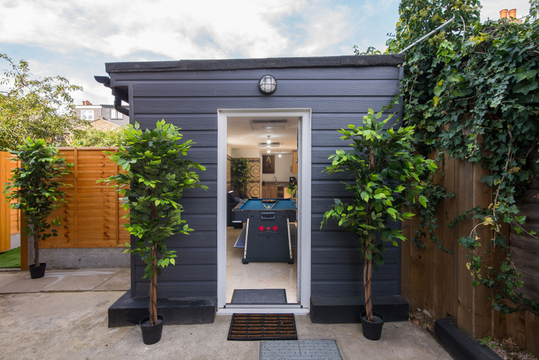 Exterior & Views 2, Luxury Versace 2 Bed, Hot Tub, Pool Table, Sky Tv, London